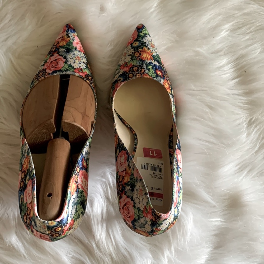 This gorgeous floral print nine west size 11 worn one time beautiful floral